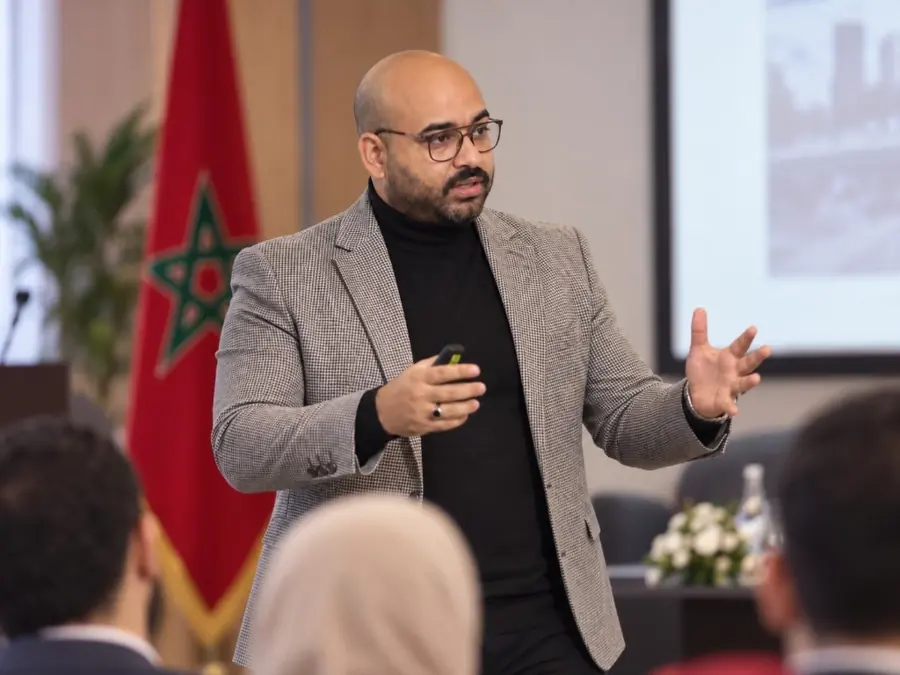 عادل مفتاح كيقدم مداخلة قدام مقاولين